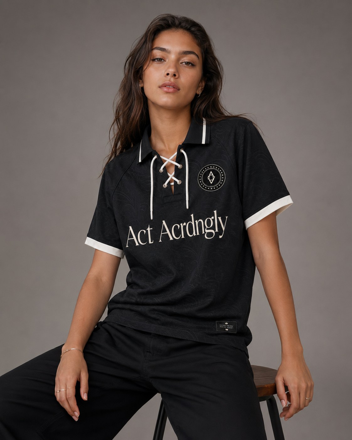 Detail look of the black streetwear outfit direction